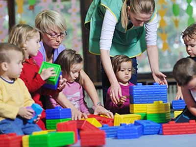 Preschool kids at New Albany, Ohio preschool playing with blocks